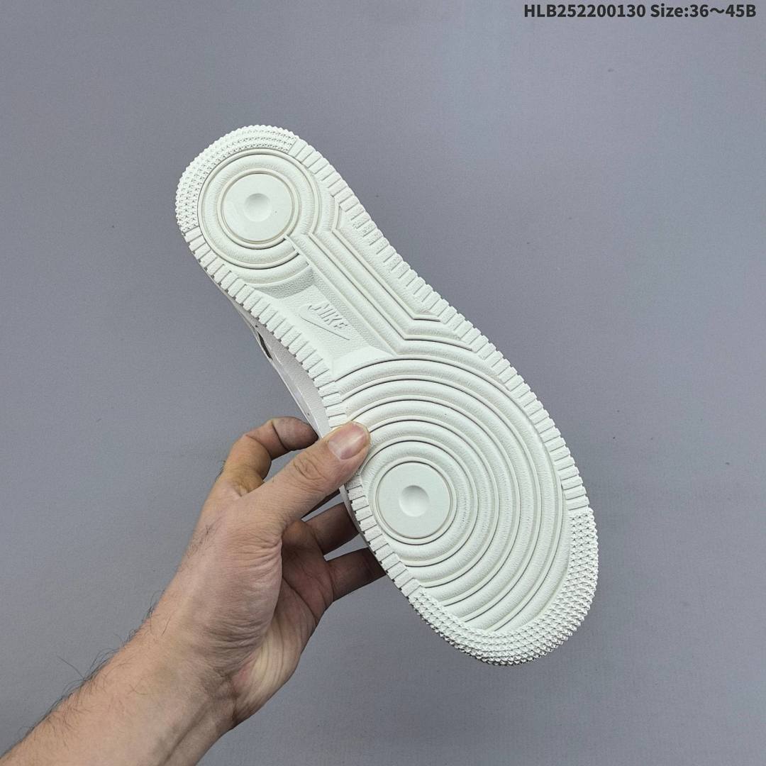 Nike Air Force 1 Low KAWS - foto 4