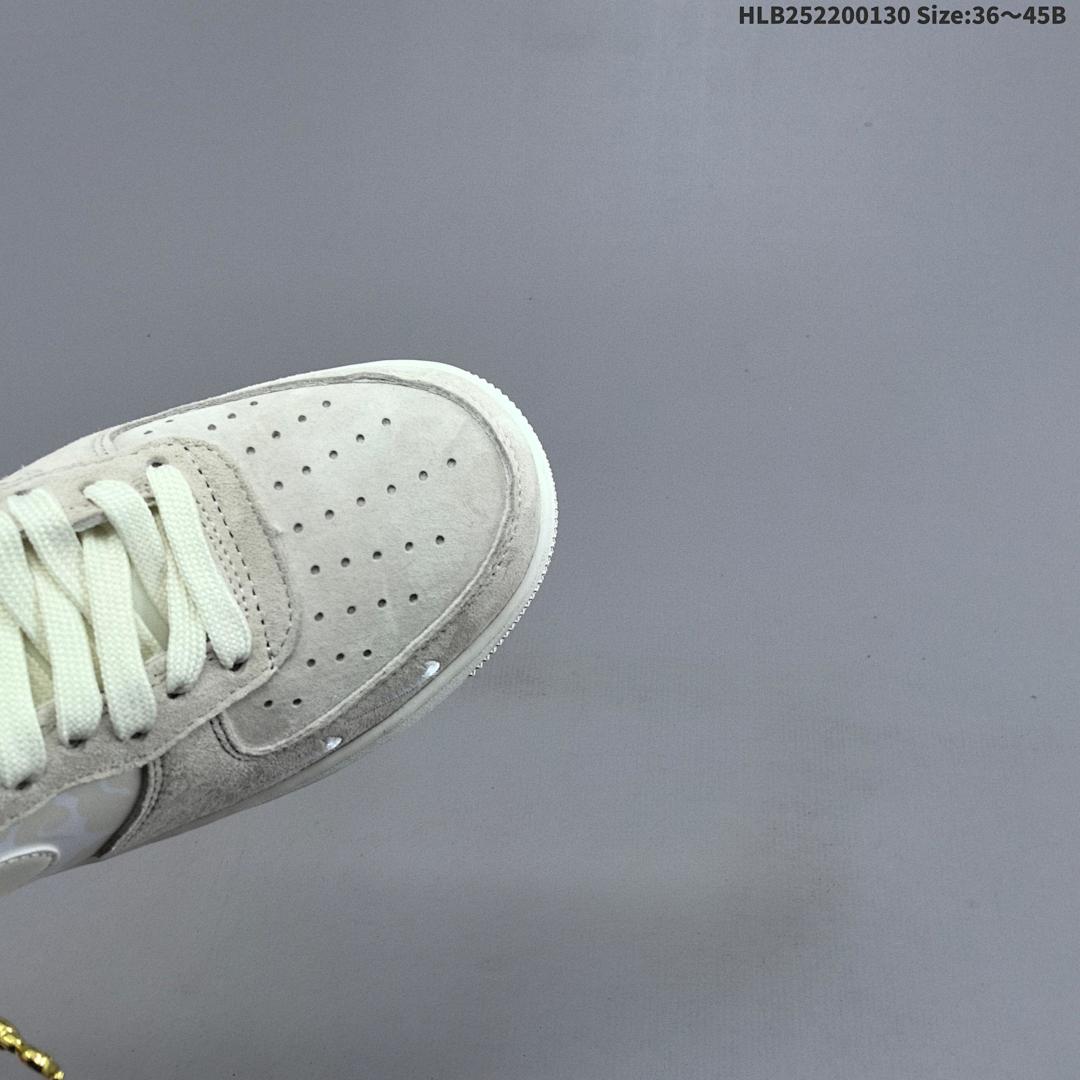 Nike Air Force 1 Low KAWS - foto 3
